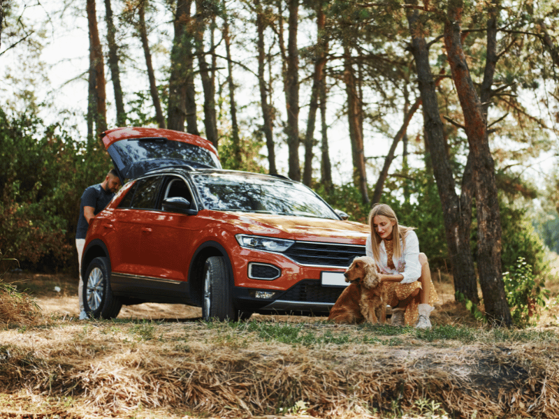 Mujer con perro y vehículo 4x4 Mujer con perro y vehículo 4x4