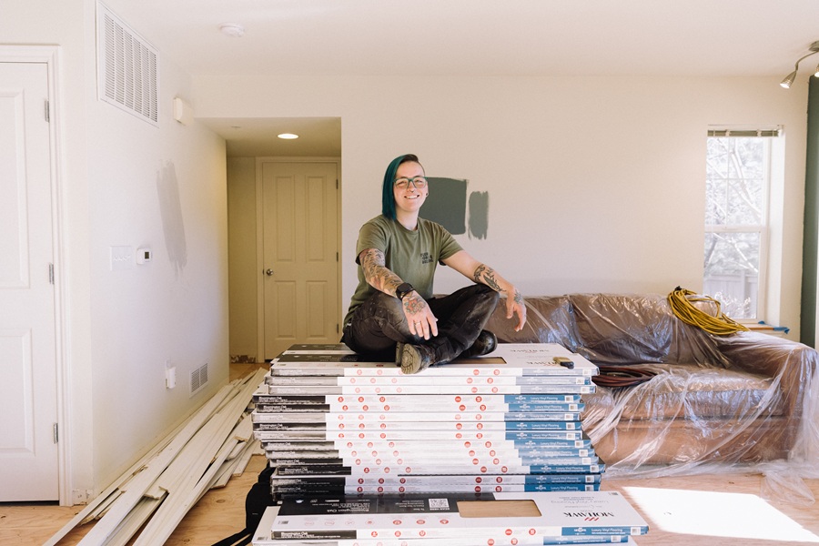 La nueva propietaria Kai Felbinger se prepara para renovar su apartamento en Boulder