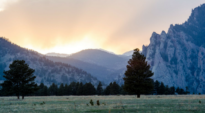 Atardecer detrás de las montañas.