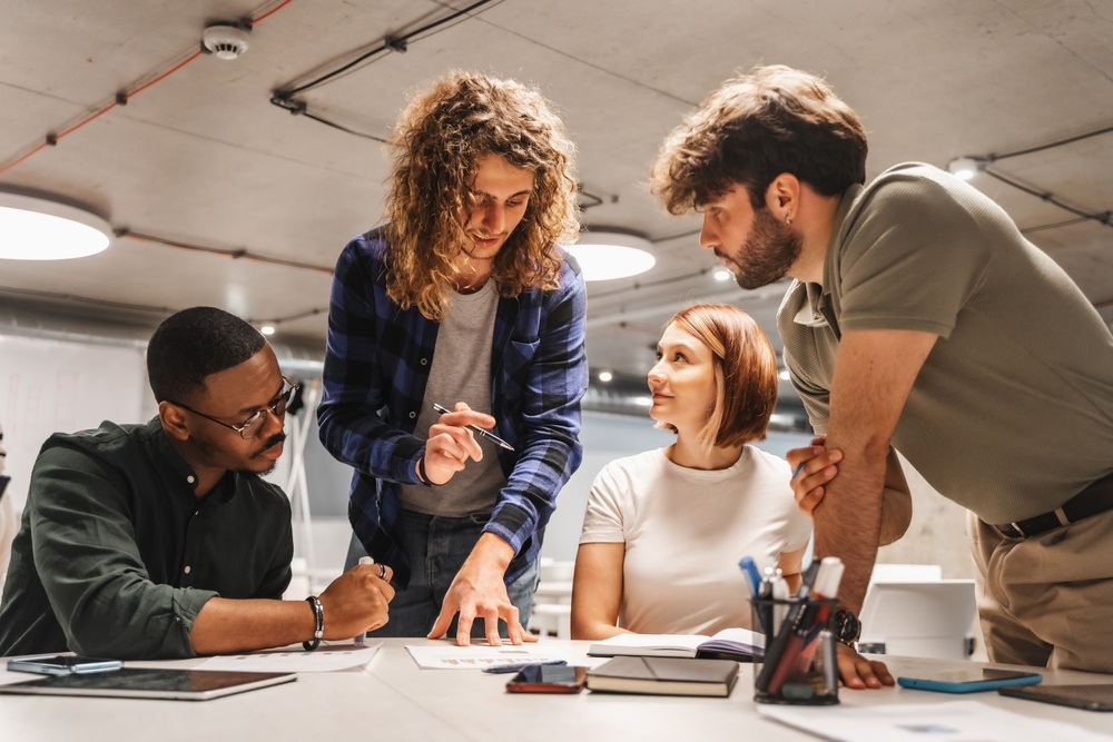 equipo de negocios colaborando en una oficina de concepto abierto