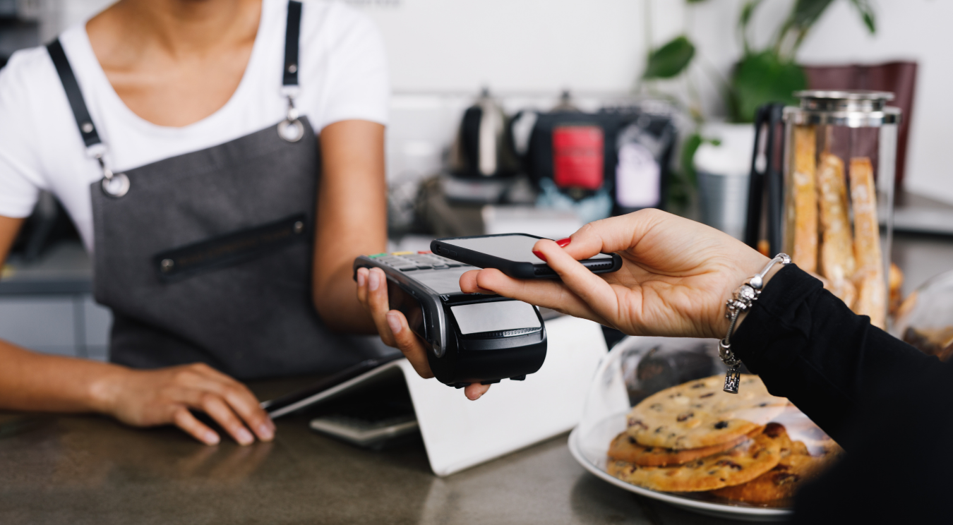 billetera móvil en un smartphone usada en un pequeño negocio
