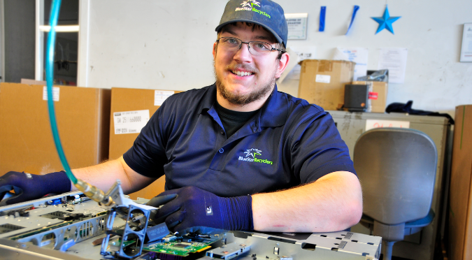 Hombre trabajando en hardware.